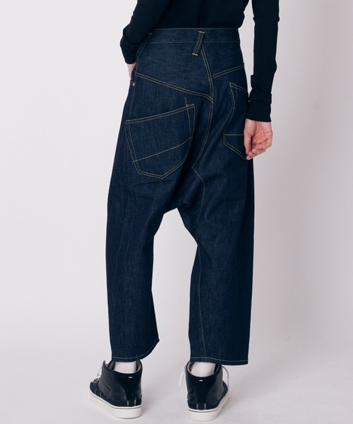 FUMITO GANRYU(フミトガンリュウ)の「FUMITO GANRYU Graffiti 5 pockets sarrouel pants(デニムパンツ・メンズ・ダークブルー・1/2)」の4枚目の写真