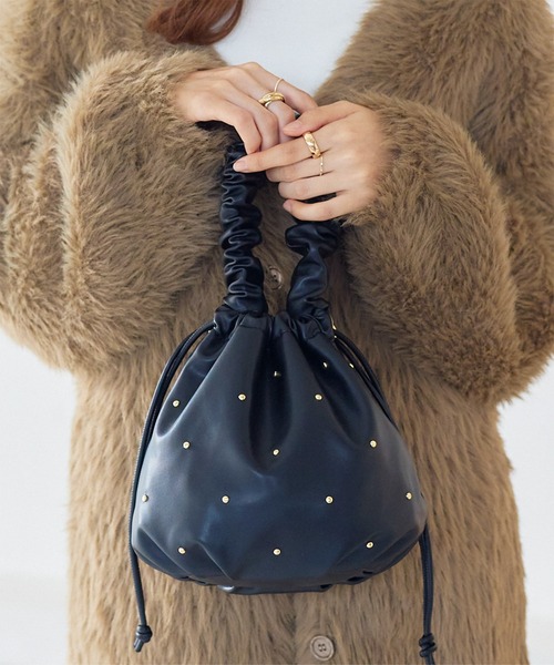 KOBE LETTUCE（コウベレタス）の「ギャザーハンドルスタッズ巾着バッグ（ショルダーバッグ・レディース・レッド/ブラック×ゴールド/ブラック×シルバー・FREE）」の2枚目の写真