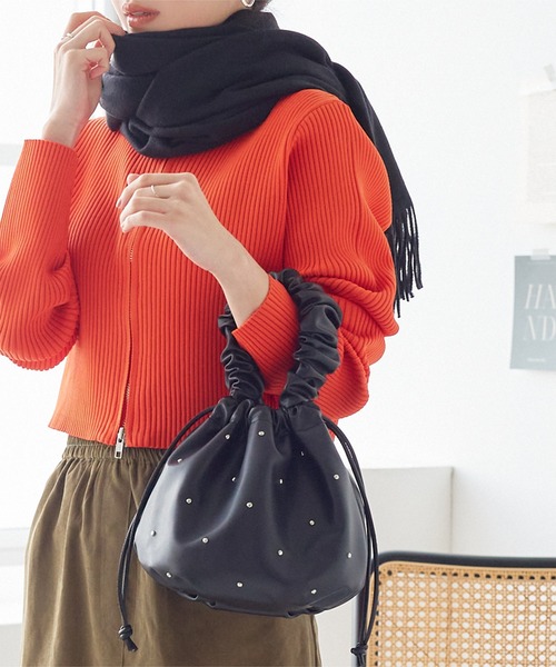 KOBE LETTUCE（コウベレタス）の「ギャザーハンドルスタッズ巾着バッグ（ショルダーバッグ・レディース・レッド/ブラック×ゴールド/ブラック×シルバー・FREE）」の6枚目の写真