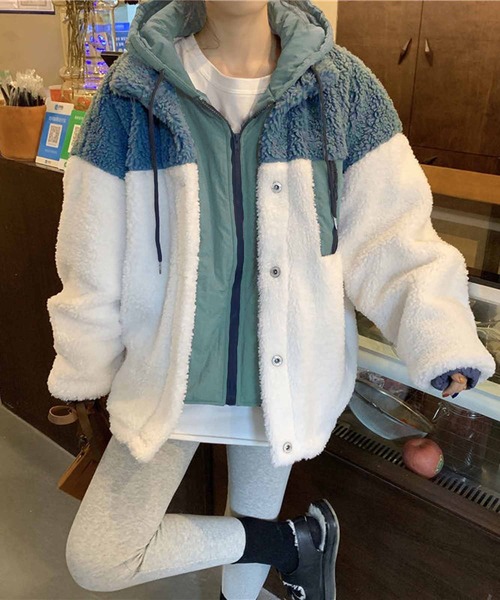 NANEA(ナネア)の「レイヤード風フード付きボアジャケット(ブルゾン・レディース・ホワイト・MEDIUM/LARGE)」の11枚目の写真