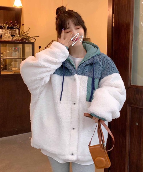 NANEA(ナネア)の「レイヤード風フード付きボアジャケット(ブルゾン・レディース・ホワイト・MEDIUM/LARGE)」の5枚目の写真