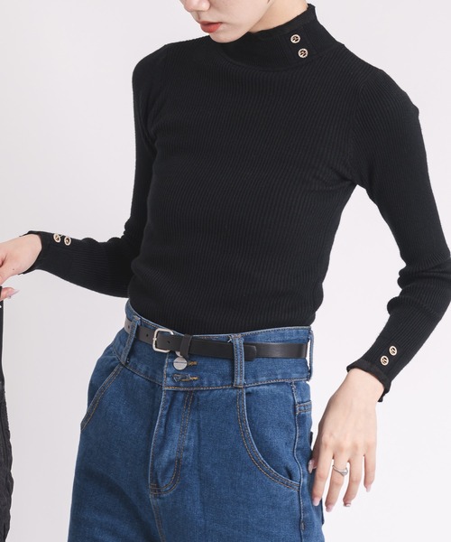 URBAN CHERRY(アーバンチェリー)の「【レディース】フリルボタンリブニットトップス(ニット/セーター・レディース・アイボリー/ブラック/ホワイト・FREE)」の3枚目の写真