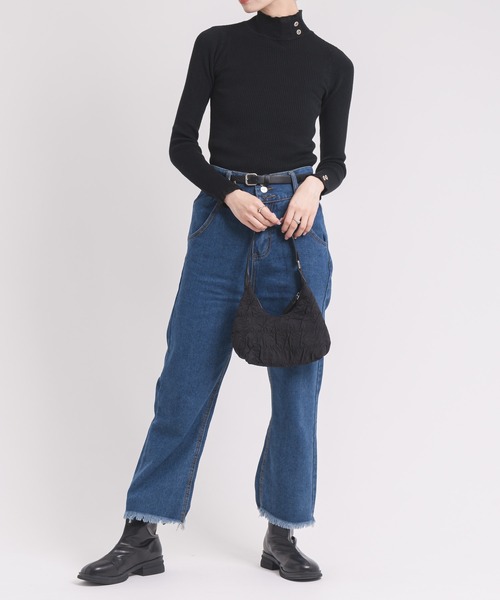 URBAN CHERRY(アーバンチェリー)の「【レディース】フリルボタンリブニットトップス(ニット/セーター・レディース・アイボリー/ブラック/ホワイト・FREE)」の4枚目の写真