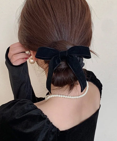 TONE SELECT GOODS（トーンセレクトグッズ）の「【float】ベロア ベルベット ロングリボン シュシュ（シュシュ・レディース・ブラック・FREE）」の6枚目の写真