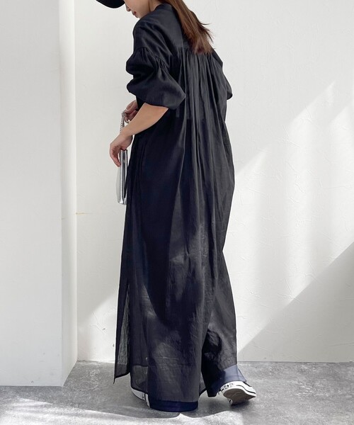 fredy emue（フレディエミュ）の「コットン/リネン 前開きギャザーワンピース（ワンピース・レディース・ブラック/オレンジ/グレイッシュブルー/オフホワイト・38）」の8枚目の写真