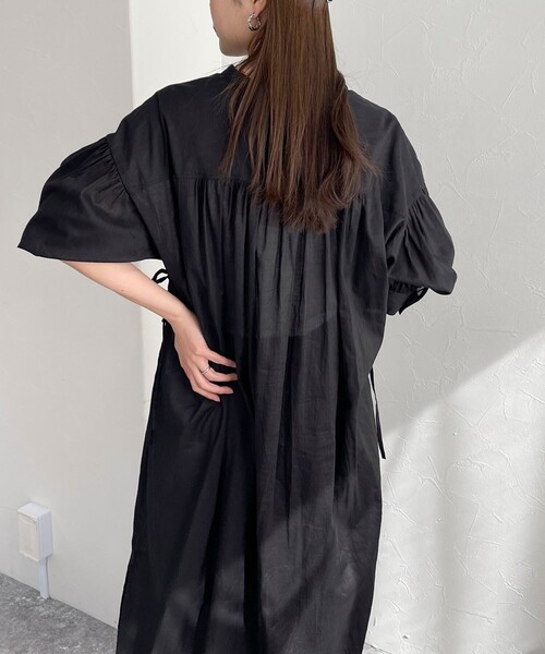 fredy emue（フレディエミュ）の「コットン/リネン 前開きギャザーワンピース（ワンピース・レディース・ブラック/オレンジ/グレイッシュブルー/オフホワイト・38）」の12枚目の写真