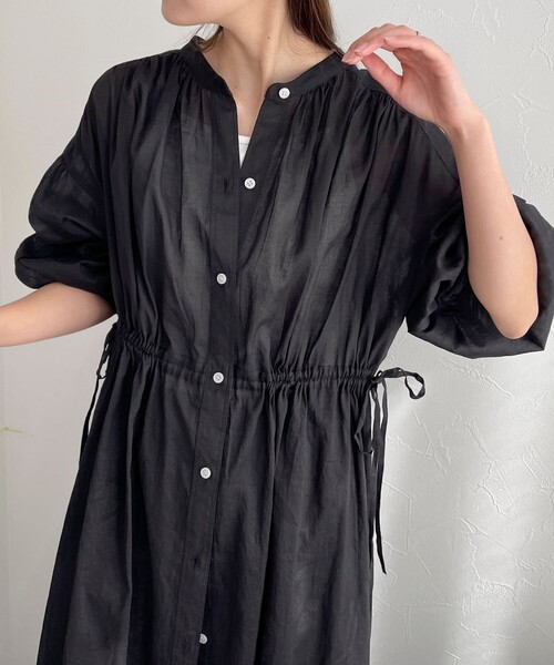 fredy emue（フレディエミュ）の「コットン/リネン 前開きギャザーワンピース（ワンピース・レディース・ブラック/オレンジ/グレイッシュブルー/オフホワイト・38）」の14枚目の写真