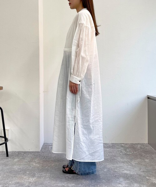 fredy emue（フレディエミュ）の「コットン/リネン 前開きギャザーワンピース（ワンピース・レディース・ブラック/オレンジ/グレイッシュブルー/オフホワイト・38）」の16枚目の写真