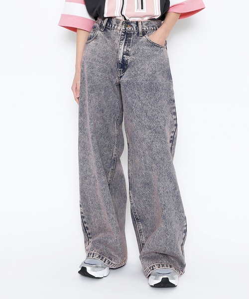 PUNYUS（プニュズ）の「オーバーダイデニムバギーパンツ（デニムパンツ・レディース・グリーン/ライトピンク/イエロー・1/2/3/4）」の4枚目の写真