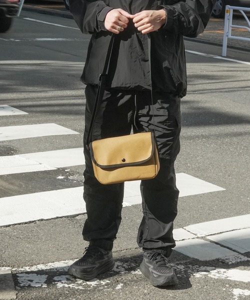Blue Standard (ブルースタンダード)の「【BLUE STANDARD/ブルースタンダード】 ミニメッセンジャーバッグ(メッセンジャーバッグ・メンズ・ブラック/グレー/パープル/ベージュ/カーキ・FREE)」の16枚目の写真