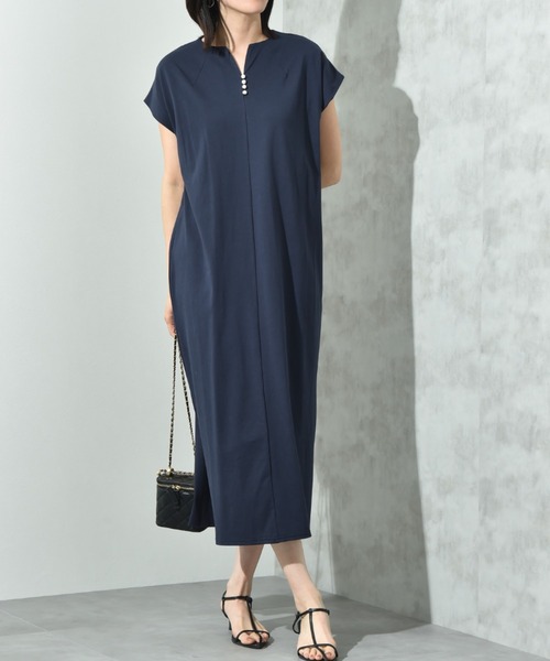 INTERPLANET(インタープラネット)の「キーネックパール付サイドスリットワンピース(ワンピース・レディース・グレー/ブラック/ネイビー・FREE)」の3枚目の写真
