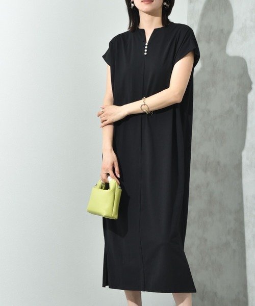 INTERPLANET(インタープラネット)の「キーネックパール付サイドスリットワンピース(ワンピース・レディース・グレー/ブラック/ネイビー・FREE)」の2枚目の写真