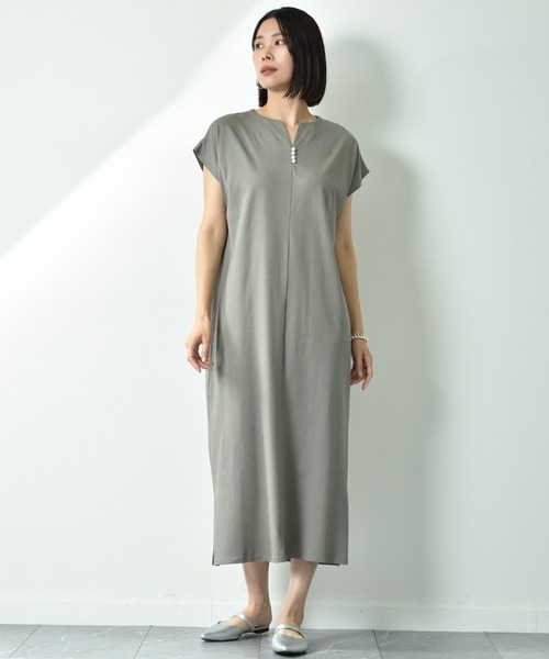 INTERPLANET(インタープラネット)の「キーネックパール付サイドスリットワンピース(ワンピース・レディース・グレー/ブラック/ネイビー・FREE)」の4枚目の写真