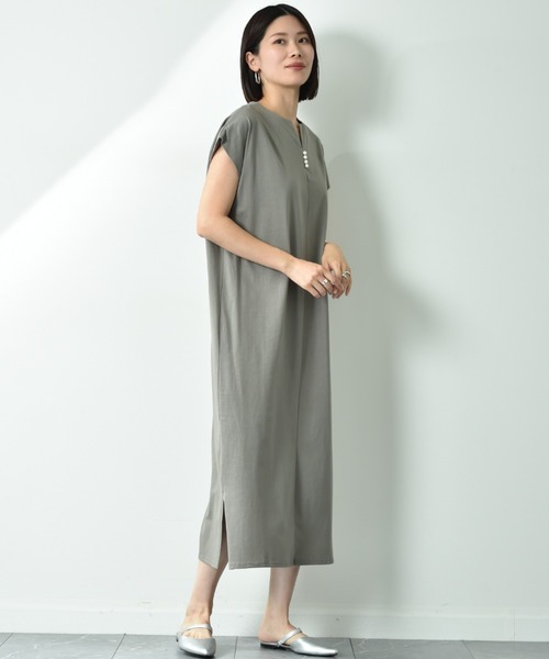 INTERPLANET(インタープラネット)の「キーネックパール付サイドスリットワンピース(ワンピース・レディース・グレー/ブラック/ネイビー・FREE)」の5枚目の写真