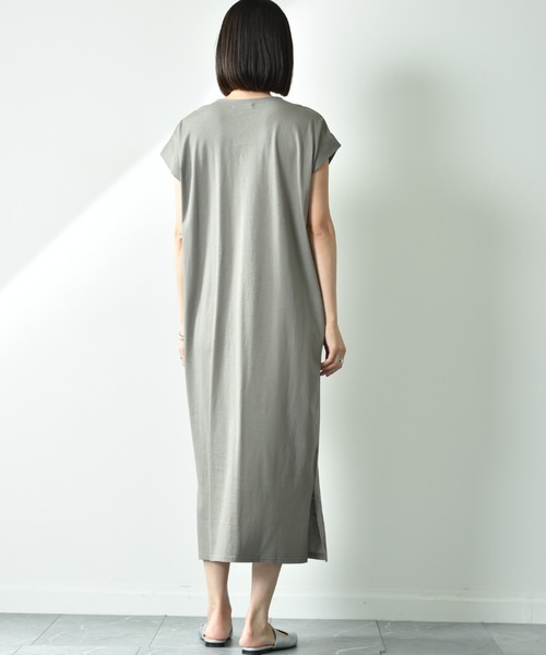 INTERPLANET(インタープラネット)の「キーネックパール付サイドスリットワンピース(ワンピース・レディース・グレー/ブラック/ネイビー・FREE)」の7枚目の写真