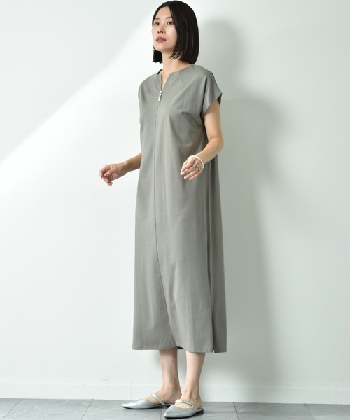 INTERPLANET(インタープラネット)の「キーネックパール付サイドスリットワンピース(ワンピース・レディース・グレー/ブラック/ネイビー・FREE)」の9枚目の写真