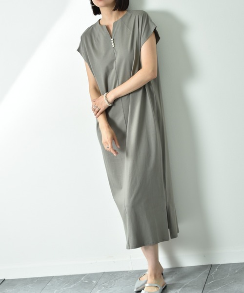 INTERPLANET(インタープラネット)の「キーネックパール付サイドスリットワンピース(ワンピース・レディース・グレー/ブラック/ネイビー・FREE)」の11枚目の写真