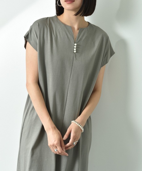 INTERPLANET(インタープラネット)の「キーネックパール付サイドスリットワンピース(ワンピース・レディース・グレー/ブラック/ネイビー・FREE)」の12枚目の写真