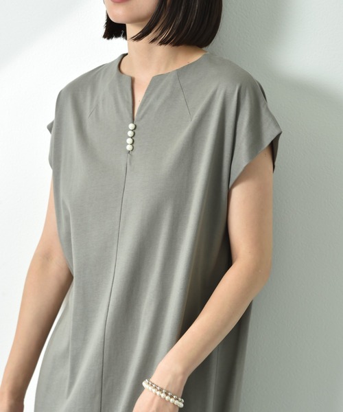 INTERPLANET(インタープラネット)の「キーネックパール付サイドスリットワンピース(ワンピース・レディース・グレー/ブラック/ネイビー・FREE)」の13枚目の写真