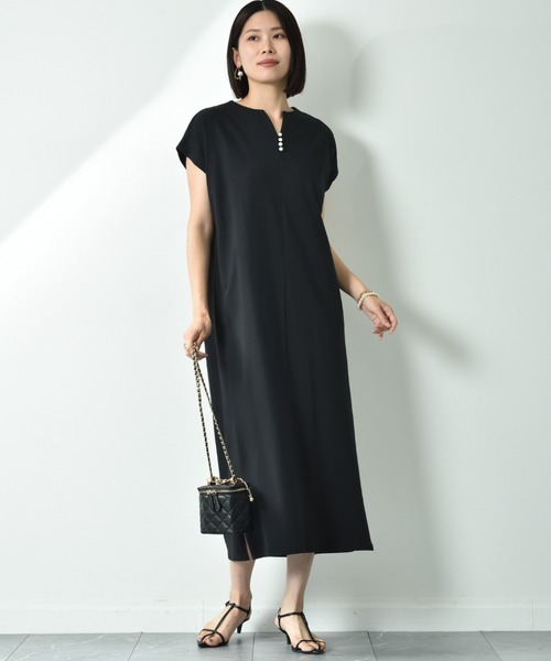 INTERPLANET(インタープラネット)の「キーネックパール付サイドスリットワンピース(ワンピース・レディース・グレー/ブラック/ネイビー・FREE)」の14枚目の写真