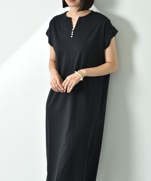 INTERPLANET(インタープラネット)の「キーネックパール付サイドスリットワンピース(ワンピース・レディース・グレー/ブラック/ネイビー・FREE)」の20枚目の写真