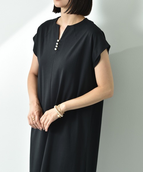 INTERPLANET(インタープラネット)の「キーネックパール付サイドスリットワンピース(ワンピース・レディース・グレー/ブラック/ネイビー・FREE)」の21枚目の写真