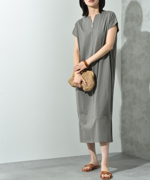 INTERPLANET(インタープラネット)の「キーネックパール付サイドスリットワンピース(ワンピース・レディース・グレー/ブラック/ネイビー・FREE)」の22枚目の写真