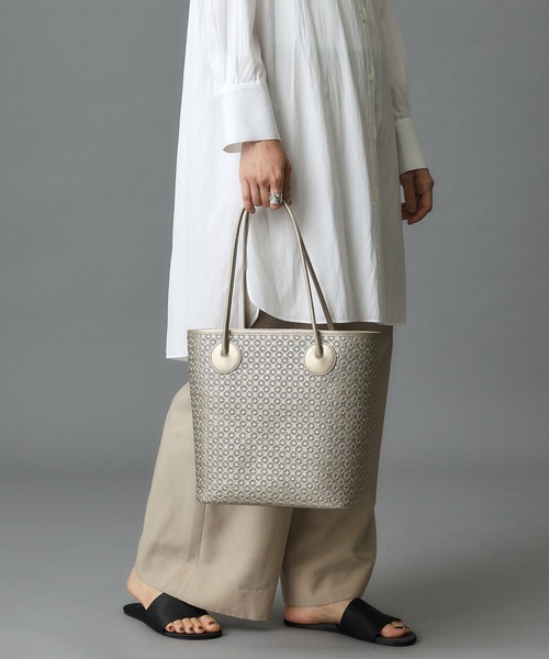 HIROKO HAYASHI(ヒロコハヤシ)の「GIRASOLE(ジラソーレ)トートバッグM(トートバッグ・レディース・ネイビー/ブラック系/ゴールド系/シルバー/ゴールド系3・00)」の5枚目の写真