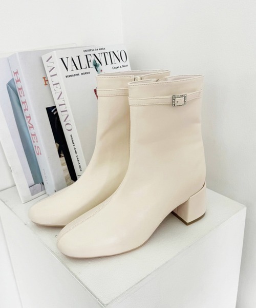 one after another NICE CLAUP（ワンアフターアナザーナイスクラップ）の「ビジューバックル付きストレッチショートブーツ（ブーツ・レディース・ブラック/アイボリー・S/M/L）」の2枚目の写真