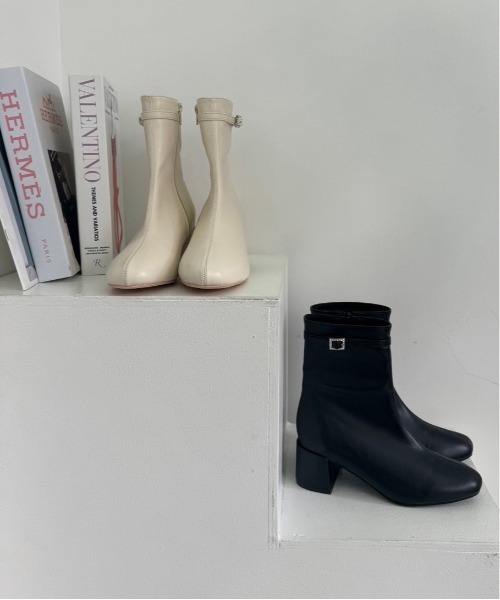 one after another NICE CLAUP（ワンアフターアナザーナイスクラップ）の「ビジューバックル付きストレッチショートブーツ（ブーツ・レディース・ブラック/アイボリー・S/M/L）」の5枚目の写真