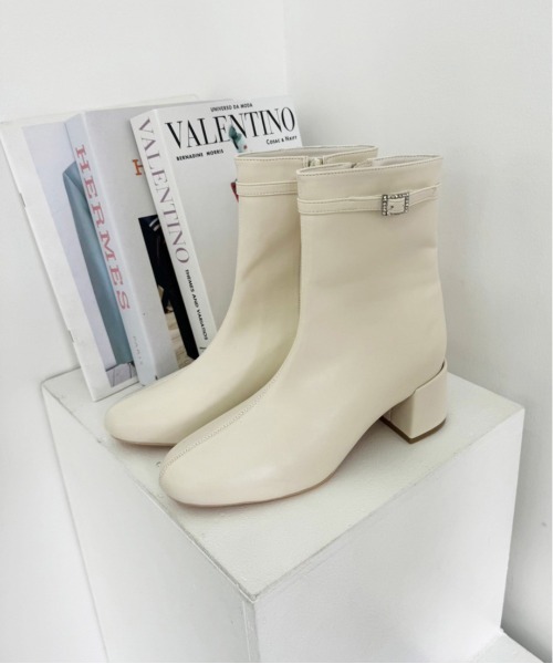 one after another NICE CLAUP（ワンアフターアナザーナイスクラップ）の「ビジューバックル付きストレッチショートブーツ（ブーツ・レディース・ブラック/アイボリー・S/M/L）」の4枚目の写真