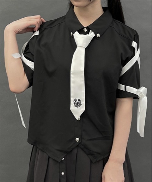 axes femme POETIQUE（アクシーズファムポエティック）の「レースアップデザインシャツ（シャツ/ブラウス・レディース・ホワイト/グレー/ブラック・MEDIUM）」の2枚目の写真