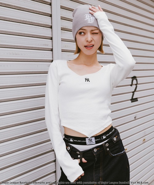 BACK TO THE FIELD（バック トゥー ザ フィールド）の「【MLB】裾Vワンポイントロゴカットリブトップス（Tシャツ/カットソー・レディース・ブラック/ブルー/ホワイト・FREE）」の2枚目の写真