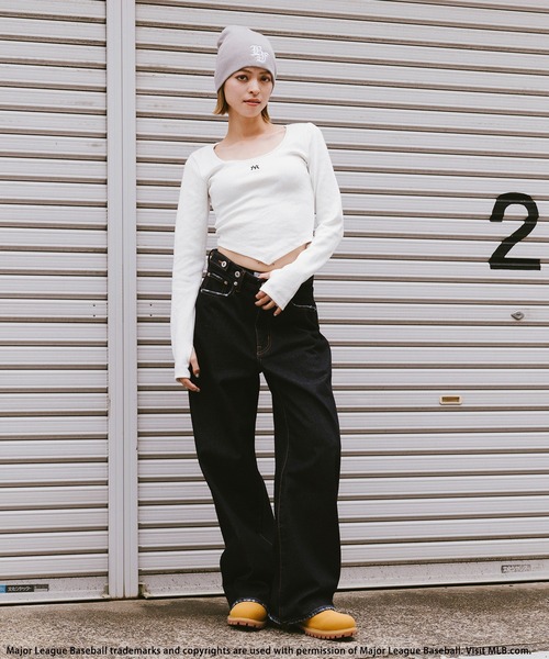 BACK TO THE FIELD（バック トゥー ザ フィールド）の「【MLB】裾Vワンポイントロゴカットリブトップス（Tシャツ/カットソー・レディース・ブラック/ブルー/ホワイト・FREE）」の4枚目の写真