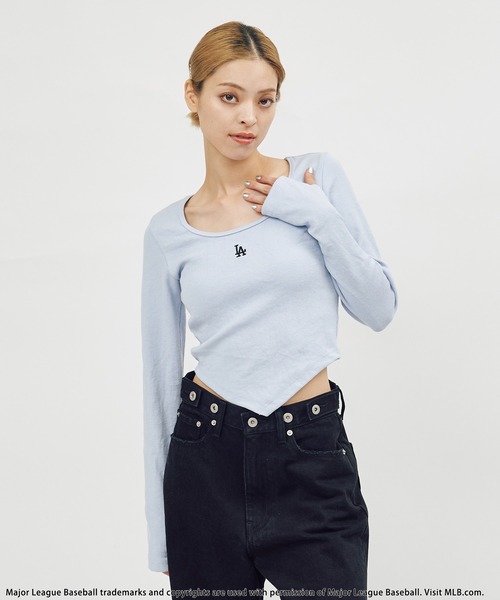 BACK TO THE FIELD（バック トゥー ザ フィールド）の「【MLB】裾Vワンポイントロゴカットリブトップス（Tシャツ/カットソー・レディース・ブラック/ブルー/ホワイト・FREE）」の13枚目の写真