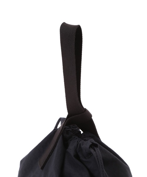 MARGARET HOWELL（マーガレットハウエル）の「BOTANICAL DYED NYLON（ハンドバッグ・レディース・ネイビー・FREE）」の6枚目の写真