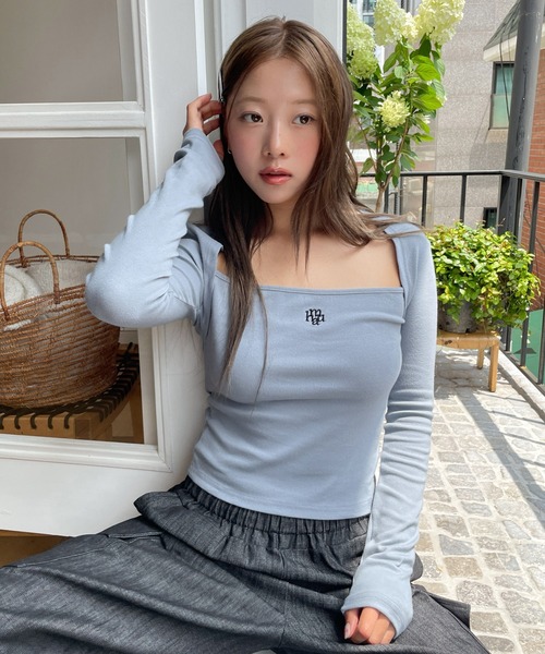muahmuah(ムーアムーア)の「A'GEM/9 × .kom 『muah muah/ムーアムーア』 LOGO STITCH BOLERO LONG SLEEVE/ステッチロゴボレロロングシャツ(Tシャツ/カットソー・レディース・ブラック/ブルー/ホワイト・FREE)」の3枚目の写真