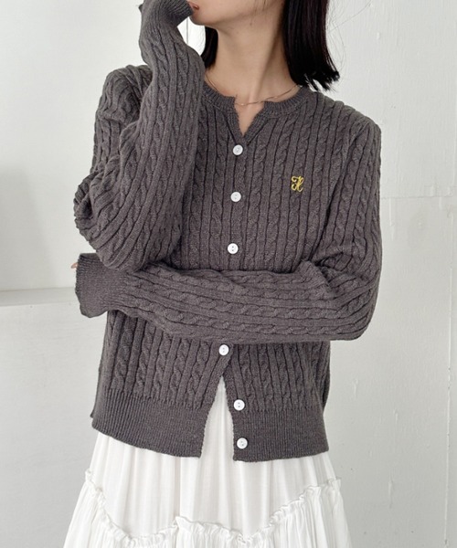 CLEA(クレア)の「ワンポイント刺繍ケーブル編みニットカーディガン(カーディガン/ボレロ・レディース・アイボリー/ラベンダー/チャコールグレー/ネイビー・FREE)」の3枚目の写真