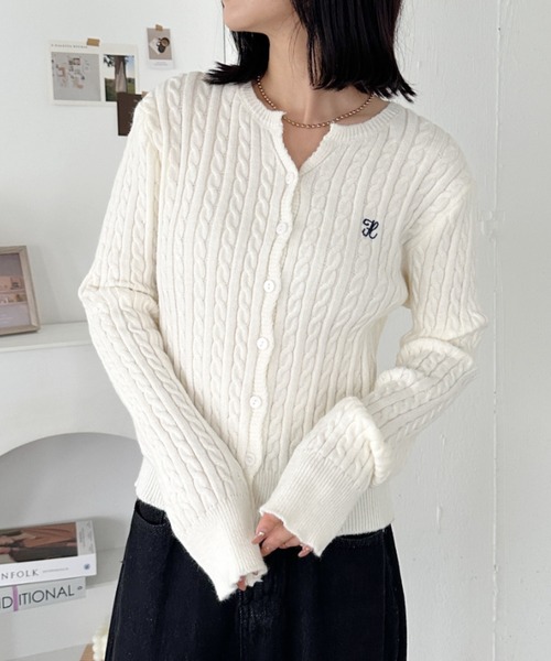 CLEA(クレア)の「ワンポイント刺繍ケーブル編みニットカーディガン(カーディガン/ボレロ・レディース・アイボリー/ラベンダー/チャコールグレー/ネイビー・FREE)」の2枚目の写真