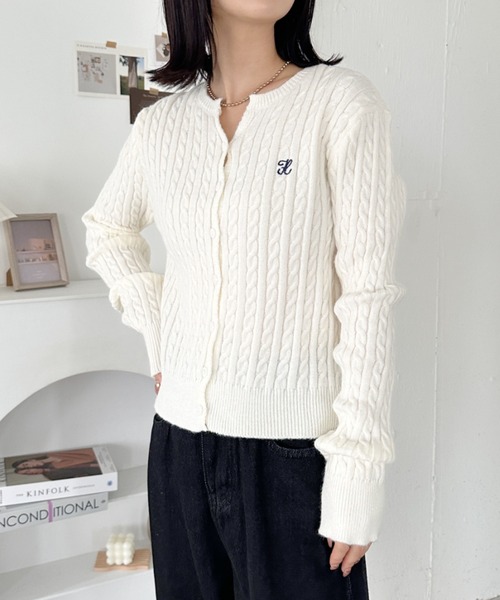 CLEA(クレア)の「ワンポイント刺繍ケーブル編みニットカーディガン(カーディガン/ボレロ・レディース・アイボリー/ラベンダー/チャコールグレー/ネイビー・FREE)」の8枚目の写真