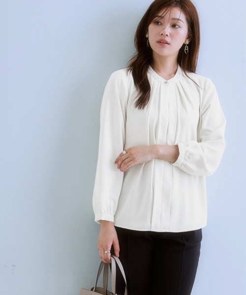 7days Life Styling（セブンデイズライフスタイリング）の「ストレッチとろみ素材フロント2WAYブラウス（しわになりにくい・速乾・洗濯機OK・UVカット）（シャツ/ブラウス・レディース・グレイッシュベージュ/サックスブルー/オフホワイト/ネイビー/ライトブルー・S/M/L/LL/3L）」の2枚目の写真