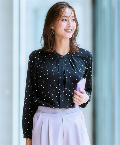7days Life Styling(セブンデイズライフスタイリング)の「【UVカット/速乾】ストレッチとろみ素材フロント2WAYブラウス(シャツ/ブラウス・レディース・グレイッシュベージュ/サックスブルー/オフホワイト/ネイビー/ライトブルー/ドット・S/M/L/LL/3L)」の6枚目の写真