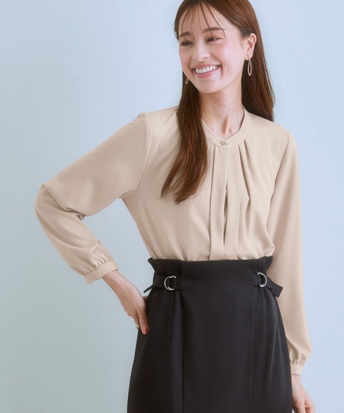 7days Life Styling（セブンデイズライフスタイリング）の「ストレッチとろみ素材フロント2WAYブラウス（しわになりにくい・速乾・洗濯機OK・UVカット）（シャツ/ブラウス・レディース・グレイッシュベージュ/サックスブルー/オフホワイト/ネイビー/ライトブルー・S/M/L/LL/3L）」の3枚目の写真