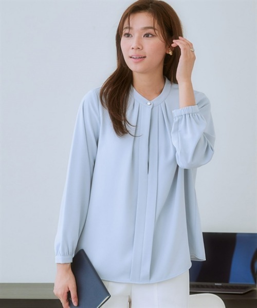 7days Life Styling（セブンデイズライフスタイリング）の「ストレッチとろみ素材フロント2WAYブラウス（しわになりにくい・速乾・洗濯機OK・UVカット）（シャツ/ブラウス・レディース・グレイッシュベージュ/サックスブルー/オフホワイト/ネイビー/ライトブルー・S/M/L/LL/3L）」の4枚目の写真