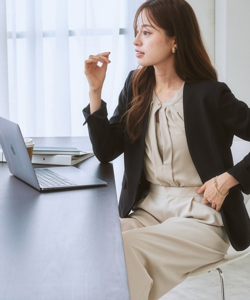 7days Life Styling（セブンデイズライフスタイリング）の「ストレッチとろみ素材フロント2WAYブラウス（しわになりにくい・速乾・洗濯機OK・UVカット）（シャツ/ブラウス・レディース・グレイッシュベージュ/サックスブルー/オフホワイト/ネイビー/ライトブルー・S/M/L/LL/3L）」の15枚目の写真