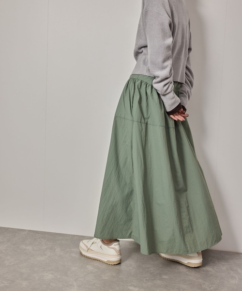 NERGY（ナージー）の「ギャザーナイロンスカート（スカート・レディース・カーキ/ブラック・FREE）」の2枚目の写真