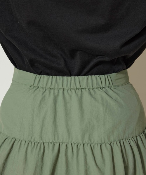 NERGY（ナージー）の「ギャザーナイロンスカート（スカート・レディース・カーキ/ブラック・FREE）」の3枚目の写真