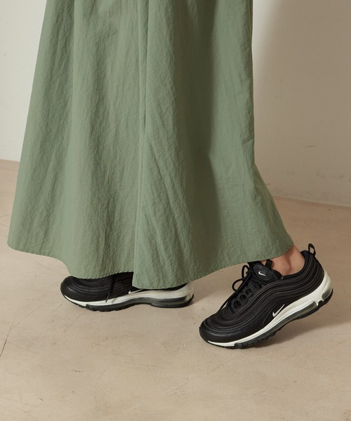 NERGY（ナージー）の「ギャザーナイロンスカート（スカート・レディース・カーキ/ブラック・FREE）」の4枚目の写真