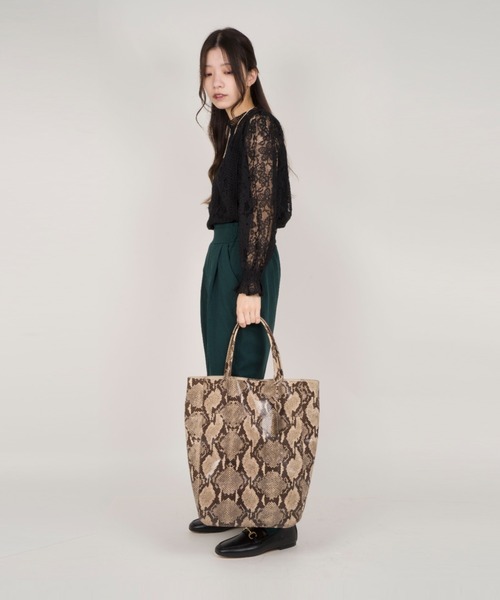 marco masi(マルコマージ)の「【MARCO MASI/マルコ・マージ】パイソン柄 ラージ トートバッグ(トートバッグ・レディース・シルバー/パイソン・FREE)」の21枚目の写真