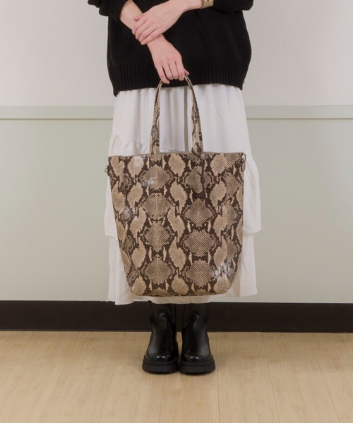 marco masi(マルコマージ)の「【MARCO MASI/マルコ・マージ】パイソン柄 ラージ トートバッグ(トートバッグ・レディース・シルバー/パイソン・FREE)」の14枚目の写真